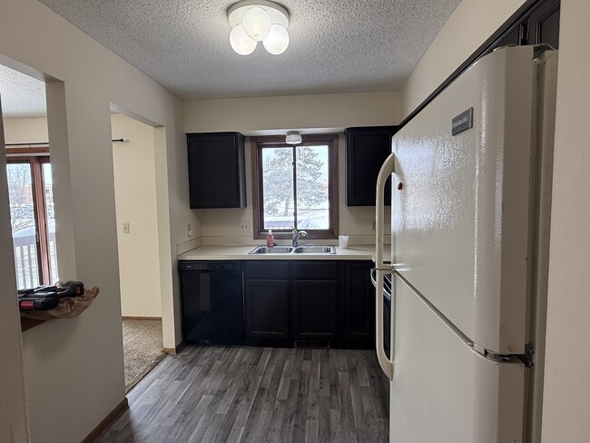 Building Photo - 2528 Birchview Ln