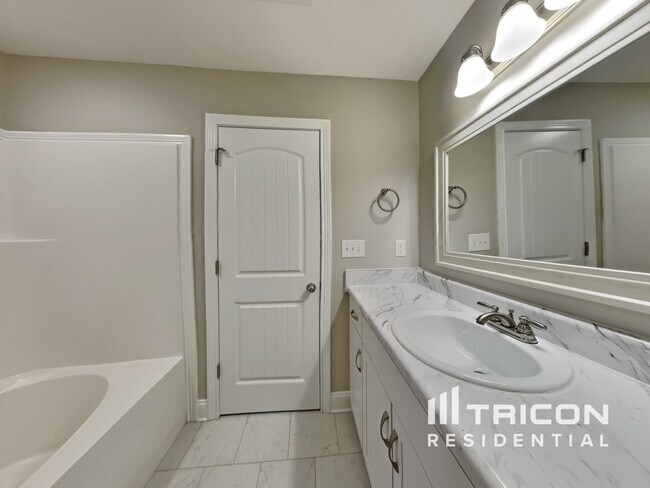 Building Photo - 616 Hollow Crst