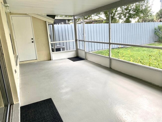 Building Photo - 270 Palmetto Ct