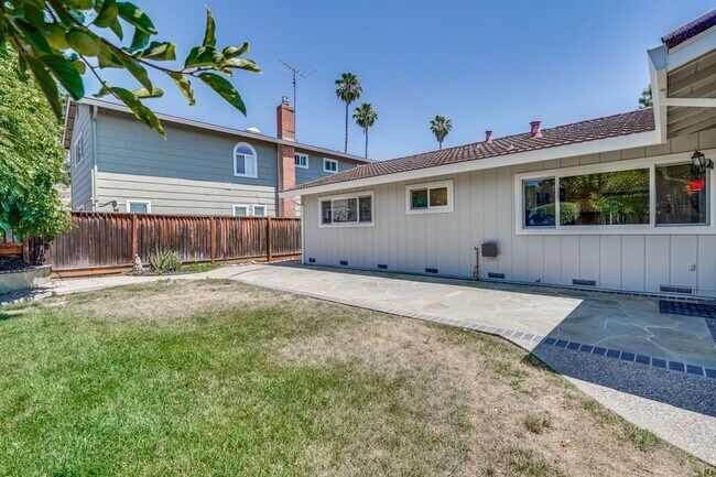 Building Photo - Excellent 3 bedroom, 2 Bath Home with Cent...