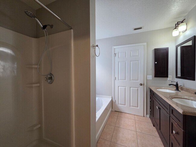 Building Photo - Four Bedroom Home at Waterford Trails in Orlando