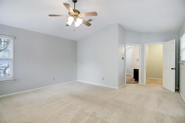Building Photo - 2 Firewillow Pl