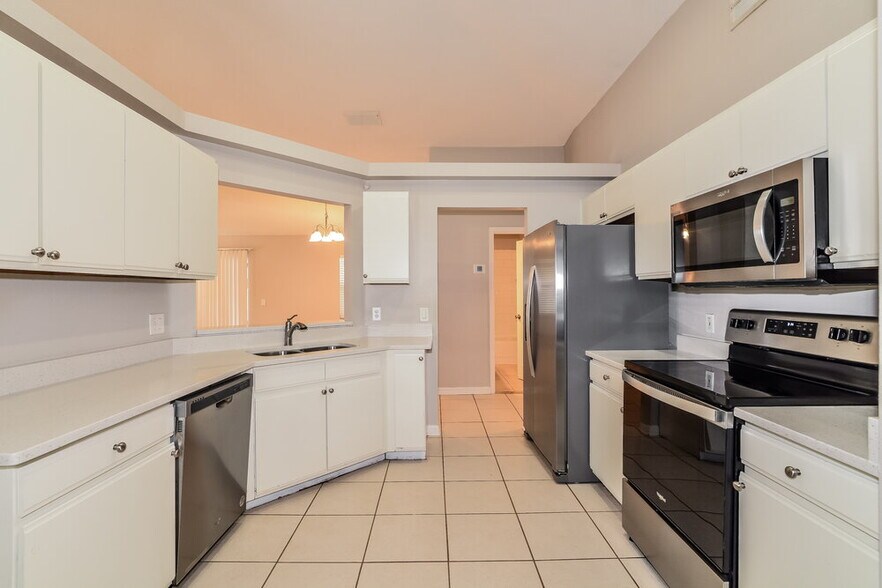 Building Photo - 16512 Golden Eagle Blvd