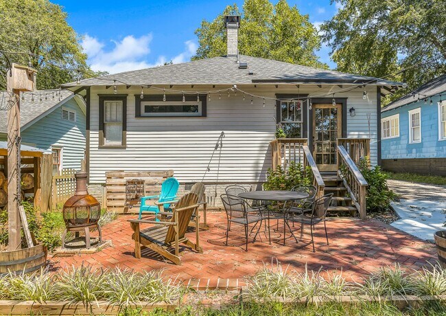 Building Photo - Beautifully Updated 2/2 w/ Great Backyard ...
