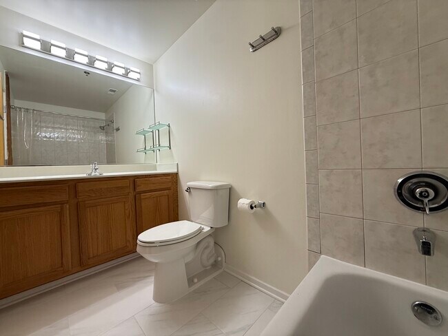 Building Photo - 1500 W Monroe St