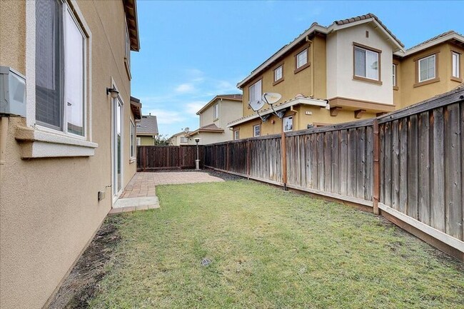 Building Photo - 566 Del Mar Cir