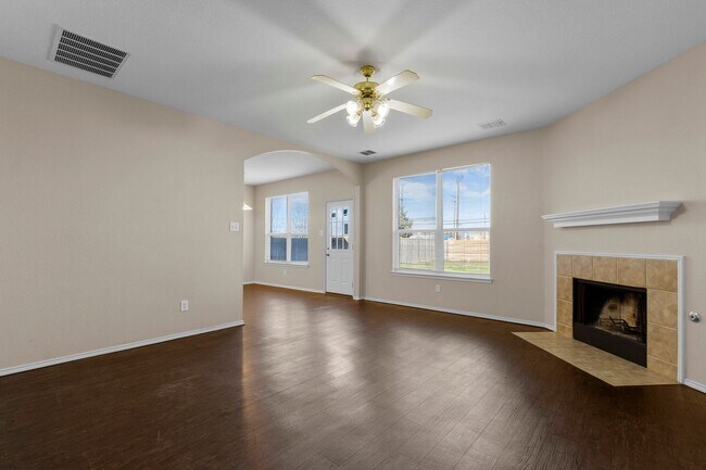 Building Photo - Charming 3-Bedroom Home in Villages of Woo...