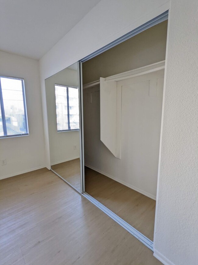 Building Photo - Spacious modern and renovated One Bedroom ...