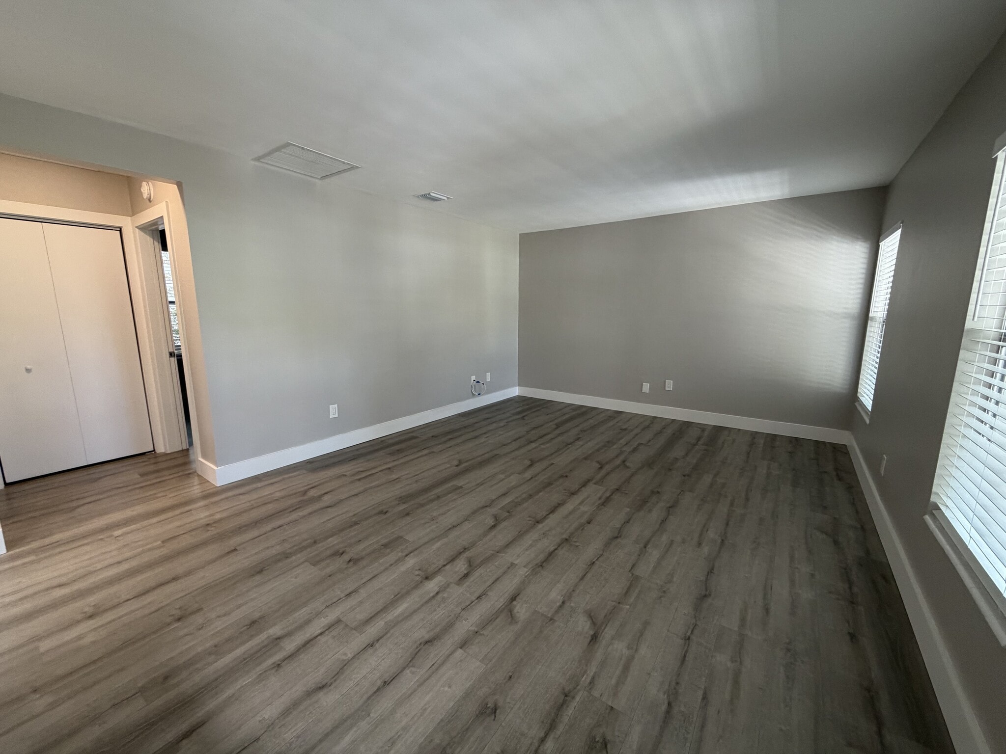 Building Photo - 1 Bed/1 Bath - Unit 5