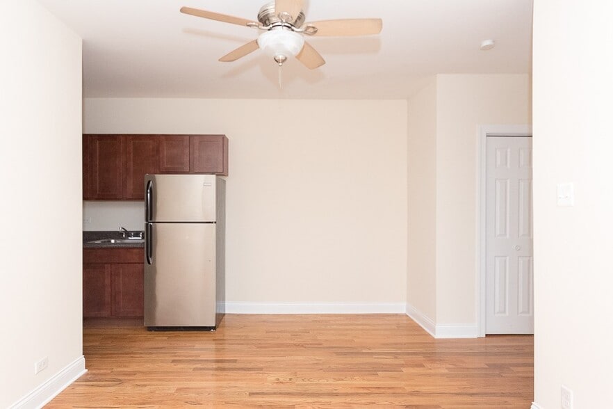 Building Photo - 905 W Cornelia Ave