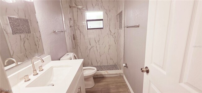 Building Photo - 930 SW 34th St