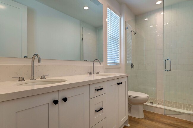 Building Photo - Fantastic Multi-Level Townhome - 3 bed 3 b...