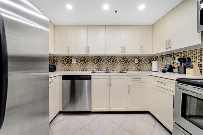 Building Photo - 1717 N Bayshore Dr