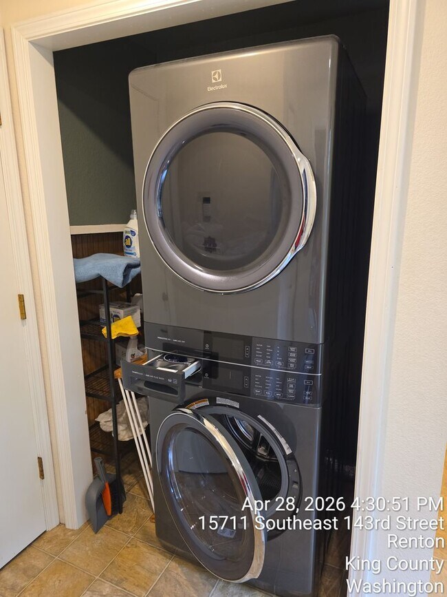 Building Photo - Renton - 4 bedroom 2.5 bath rental home - Custom home with large rooms - Available July 5th 2026