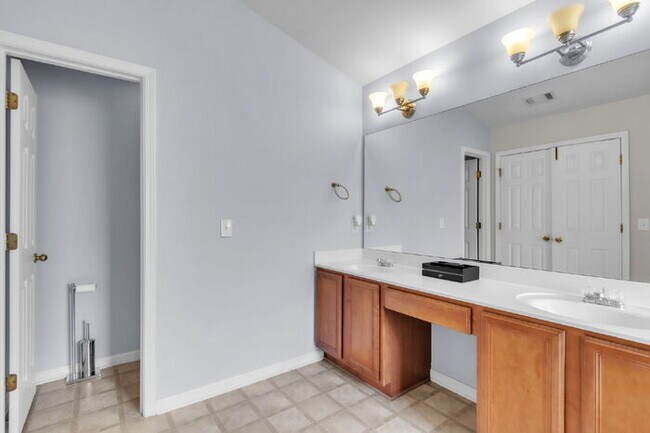 Building Photo - Spacious 4BR Home w/ Screened Porch, Fenced Yard & Great Location