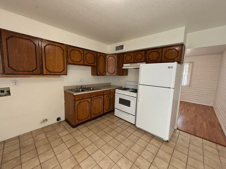 Building Photo - 673 W 41st St