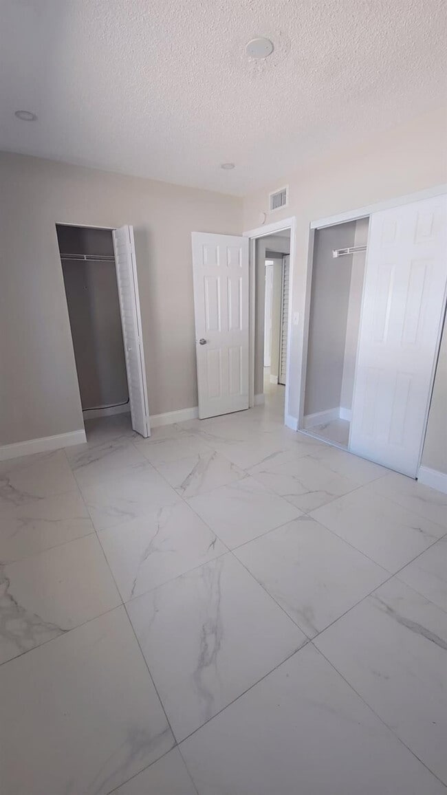 Building Photo - 616 NW 5th Ave