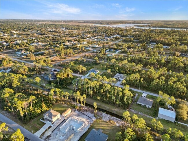 Building Photo - 732 Asher St E