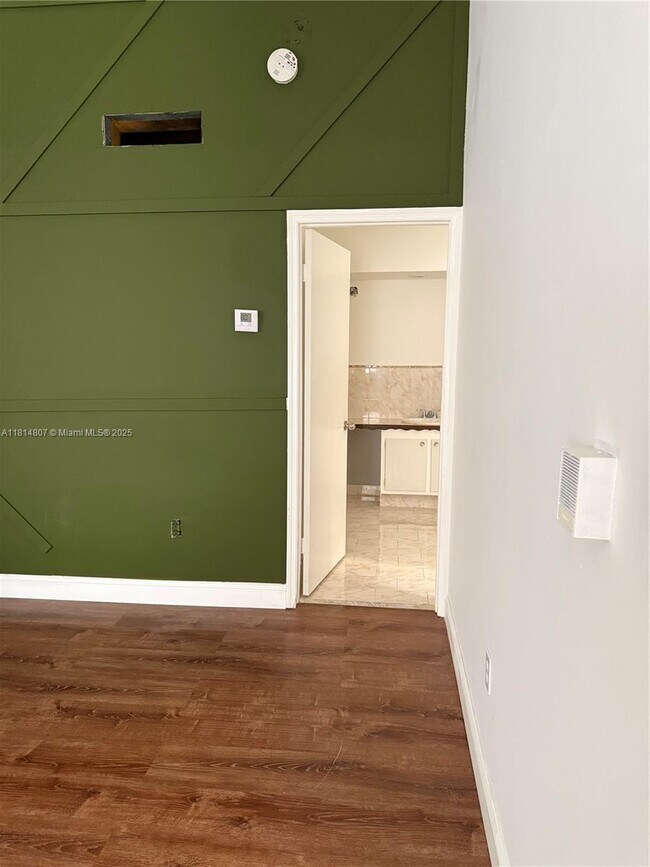 Building Photo - 541 NE 199th Ln