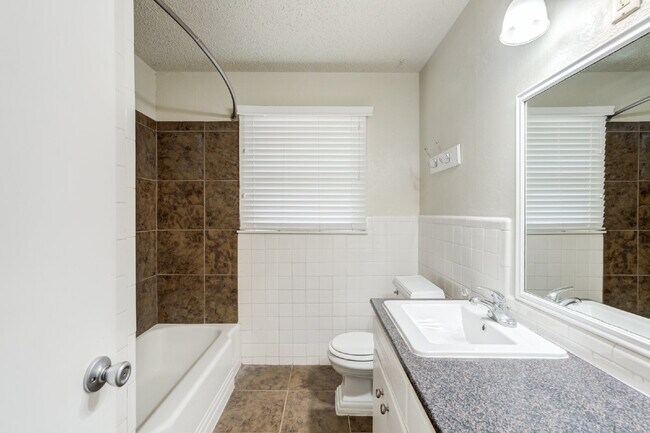 Building Photo - Spacious 3/2 in Central Lubbock!