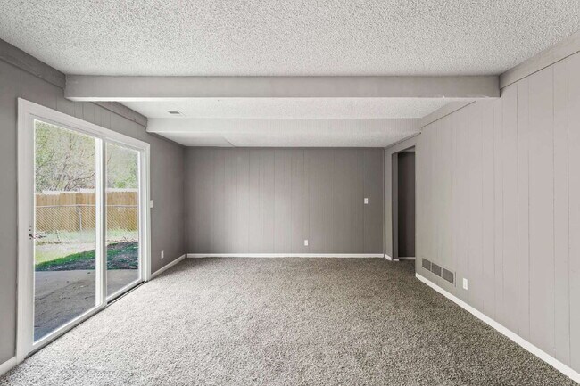Building Photo - Spacious and updated townhome in Olathe!  1st month is Free!*
