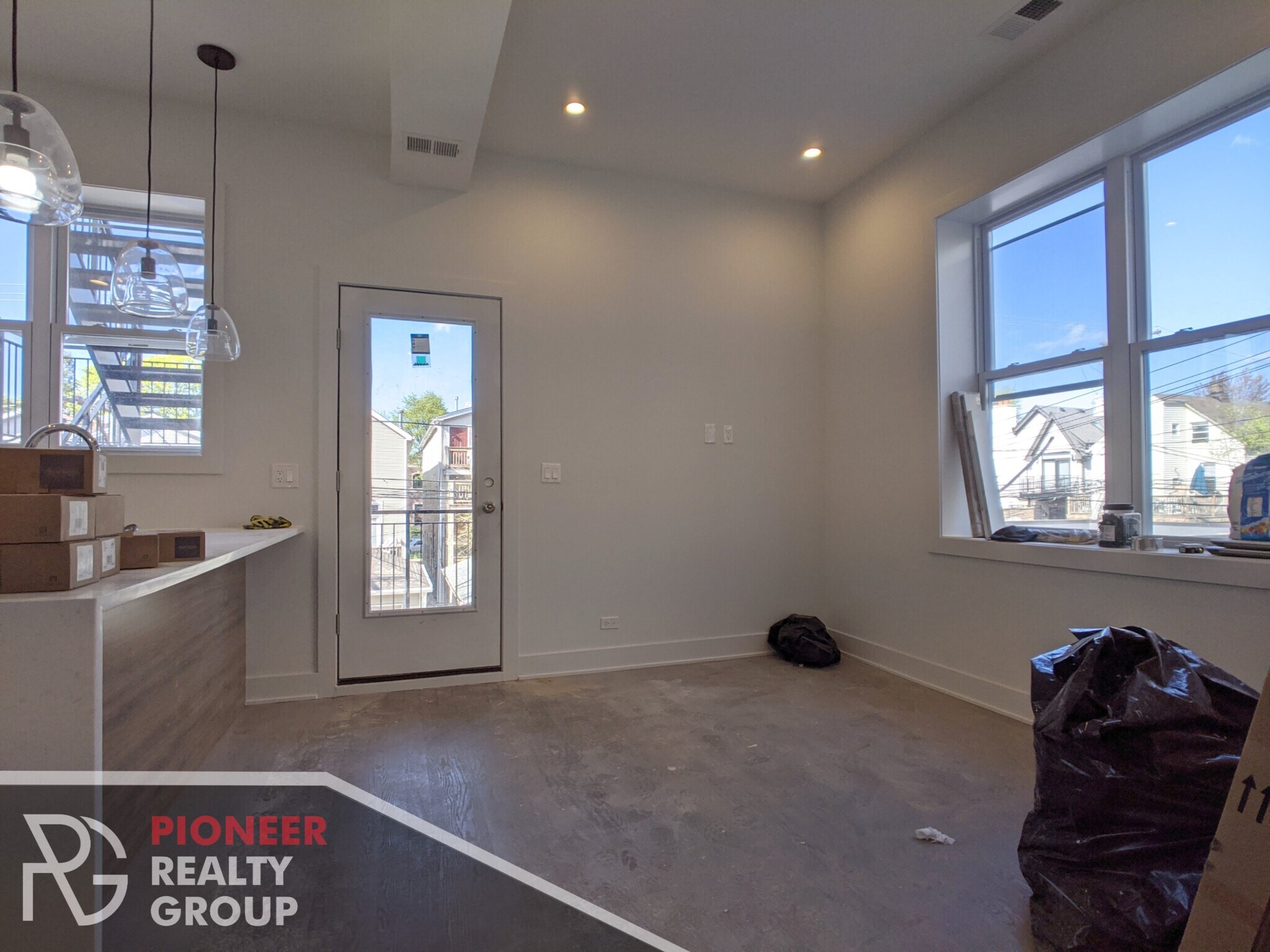 Building Photo - 2121 W Belmont Ave