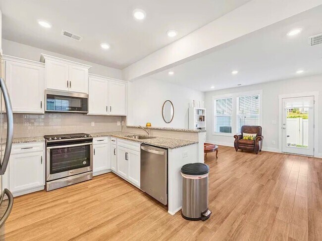 Building Photo - 109 Shallons Dr