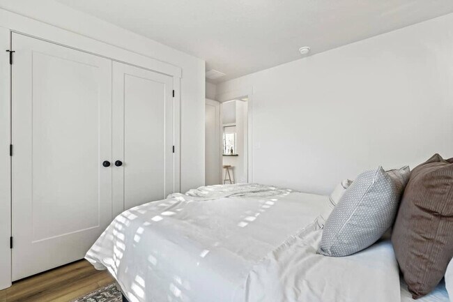 Building Photo - 44 S Sugar Ave