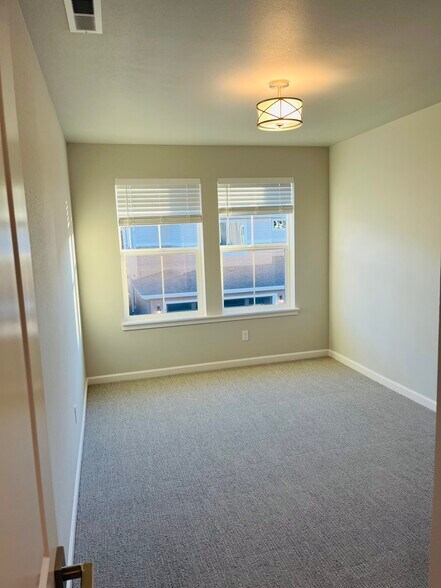 Building Photo - 8206 SE Leafhopper St