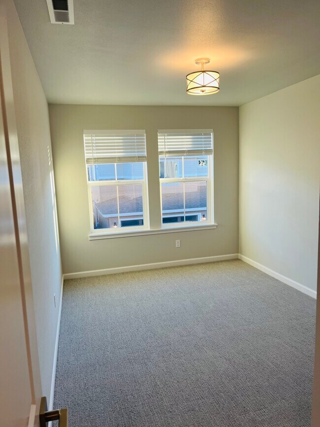 Building Photo - 8206 SE Leafhopper St