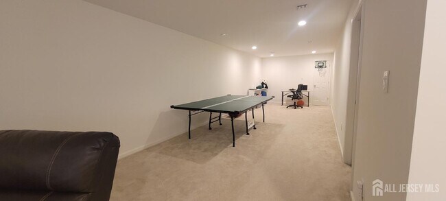 Building Photo - 6 Begonia Ln