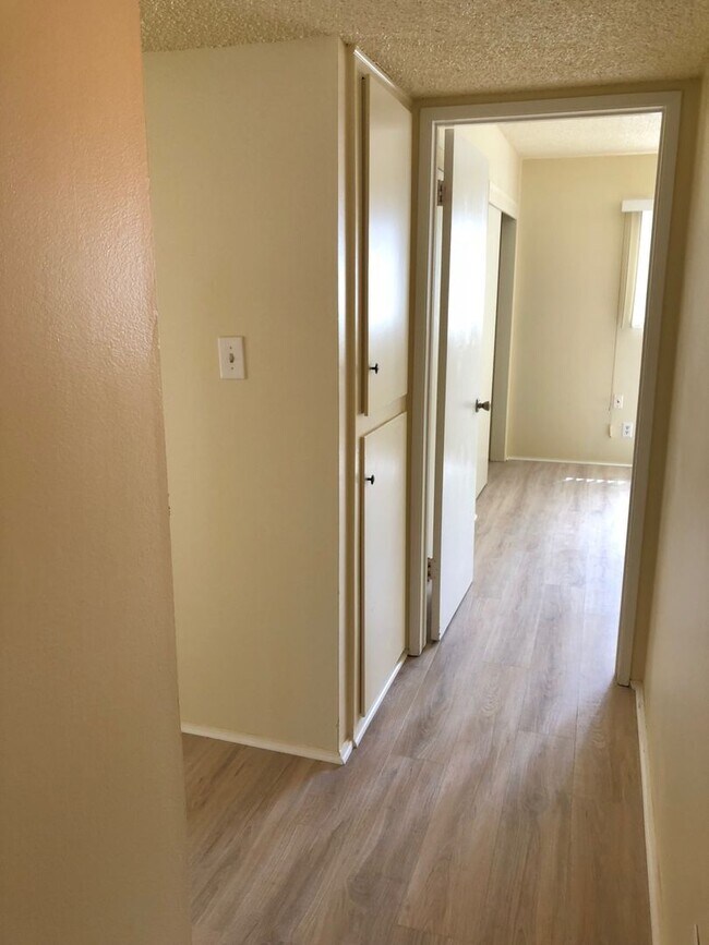 Building Photo - 947-949 Sand Ct