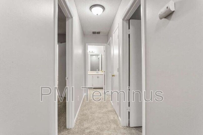 Building Photo - 5005 Hawthorne Ct