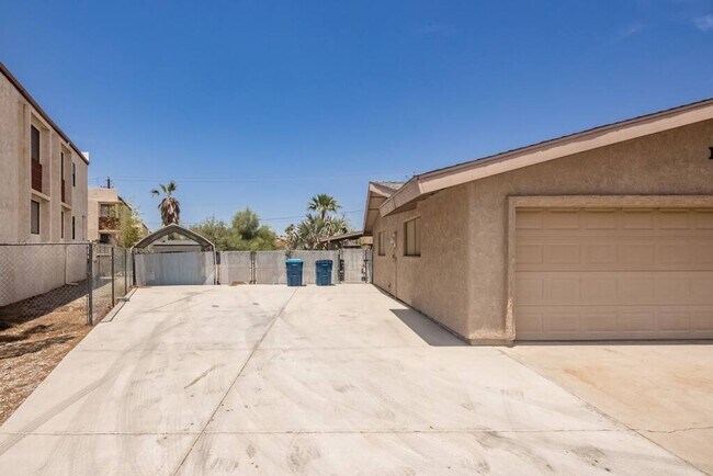 Building Photo - 4 Bedroom Pool Home Located Downtown