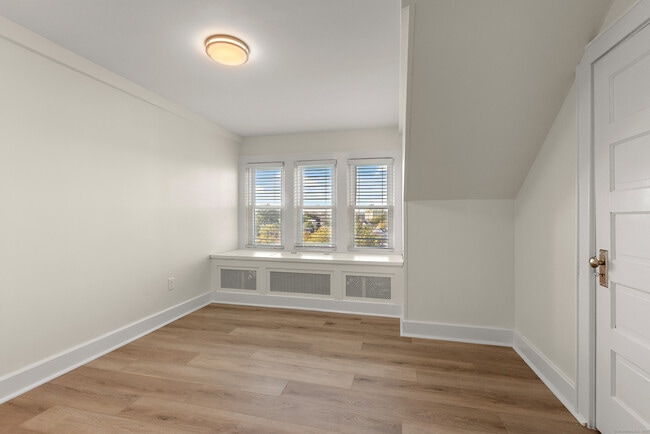 Building Photo - 18 Wessels Pl