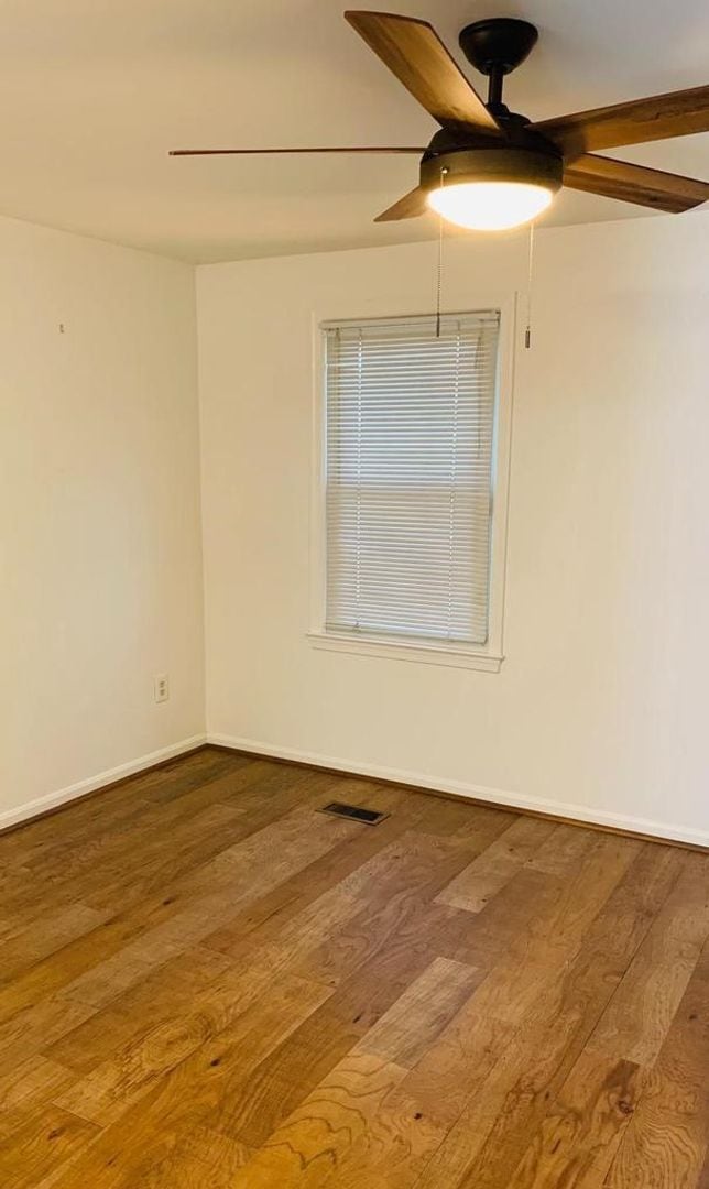 Building Photo - Gorgeous 2BR 2BA 3 level town home fully updated and located in Essex Place