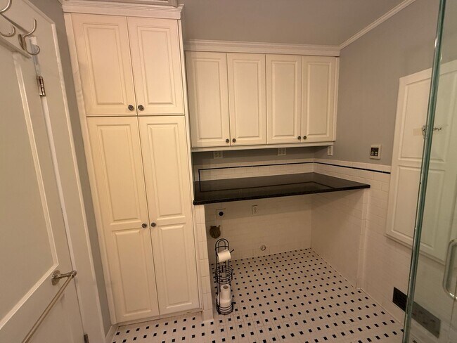 Building Photo - Gorgeous 4 Bed, 3 Bath Haymount Home