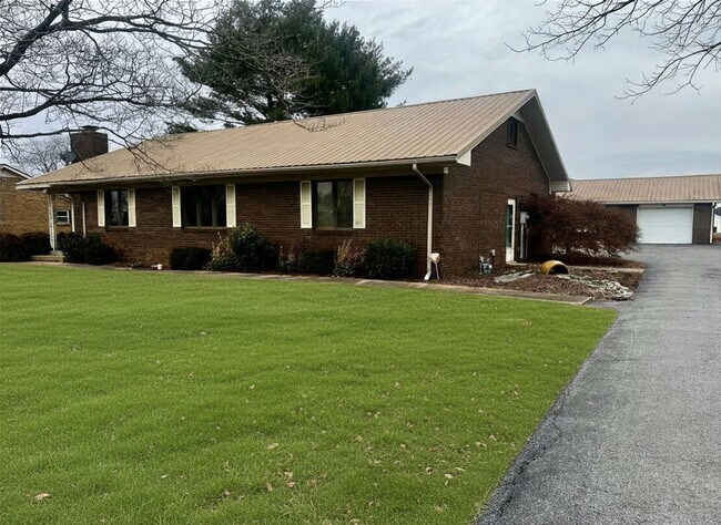 Building Photo - Spacious 3-Bedroom Ranch for Rent in Franklin, KY!