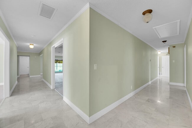 Building Photo - 154 SE Naranja Ave