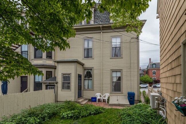 Building Photo - 256 Vaughan St