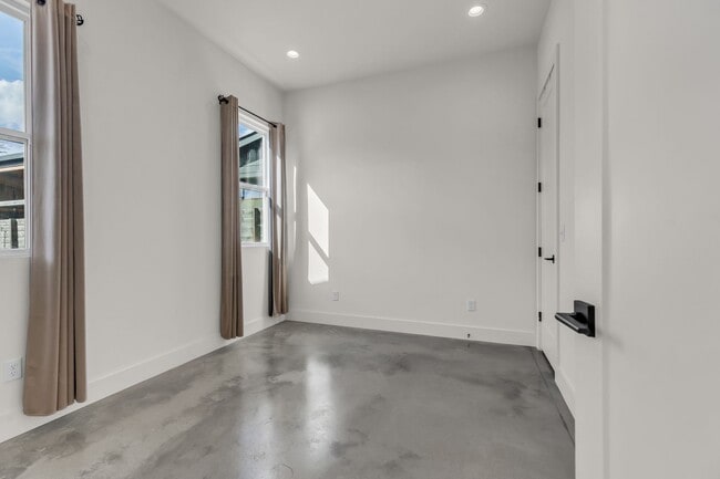 Building Photo - 715 32nd Ave N