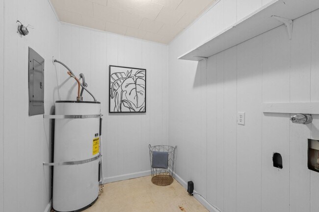 Building Photo - 420 E Sanson Ave