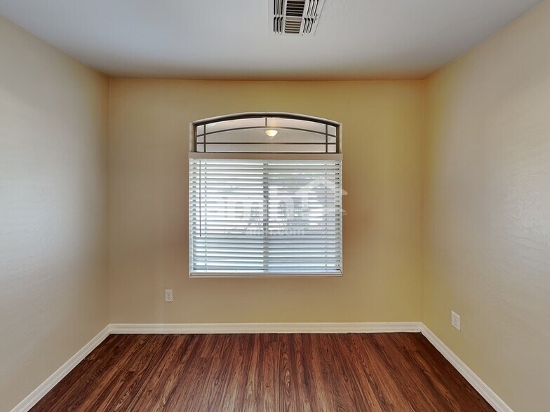 Building Photo - 11229 W Mariposa Dr
