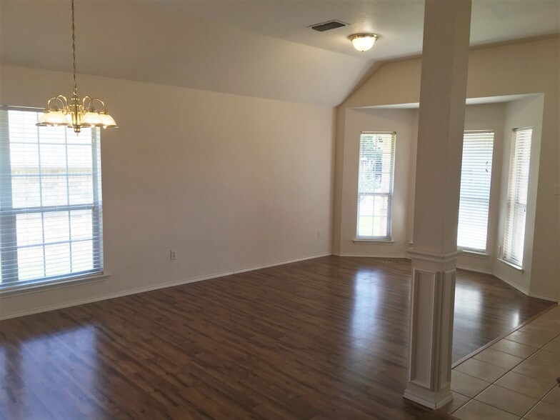 2nd Living Area - 302 Howard Way Dr