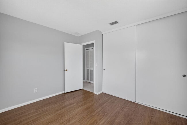 Building Photo - 416 SE Naranja Ave