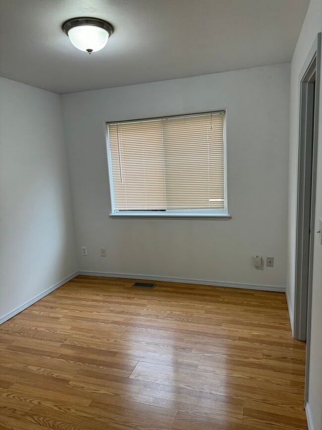 Building Photo - Beautifully updated 3 bed/2 bath townhome