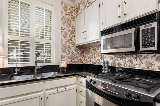 Building Photo - 2260 Peachtree Rd