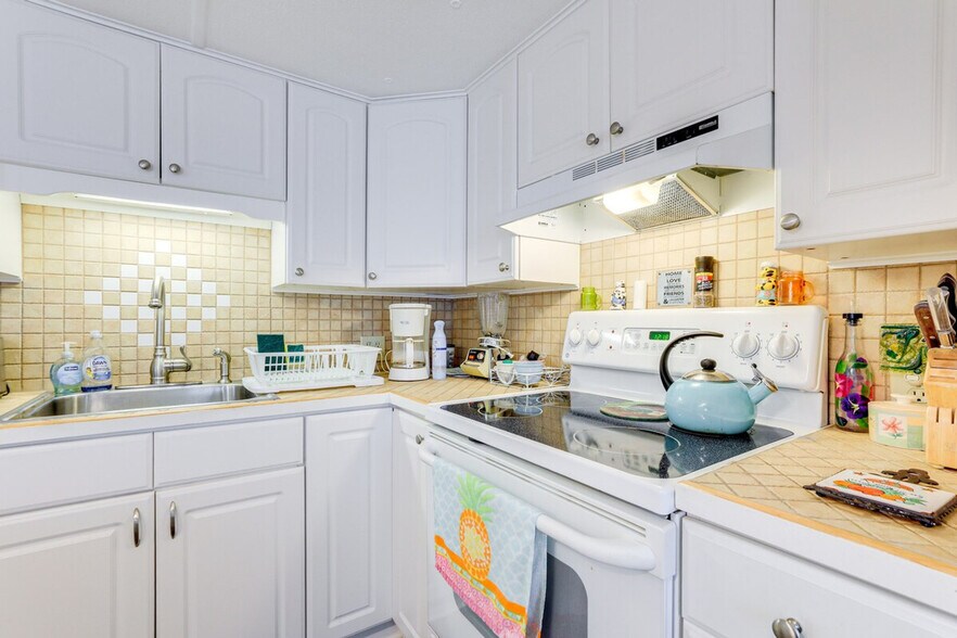 Building Photo - 670 N Green Cir