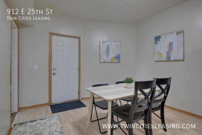 Building Photo - Updated 3 bed, 1 bath Apartment - With on-...