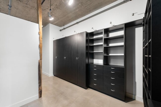 Building Photo - 718 N Washington Ave